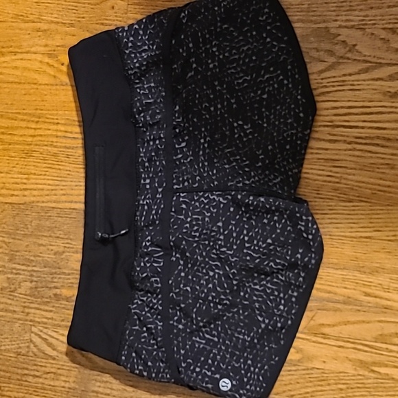 Lululemon speed up shorts size 6 - Picture 3 of 3